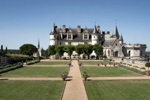 Magnifique vue du château d'Amboise avec ses jardins à la française. Idéal pour une visite d'une journée.