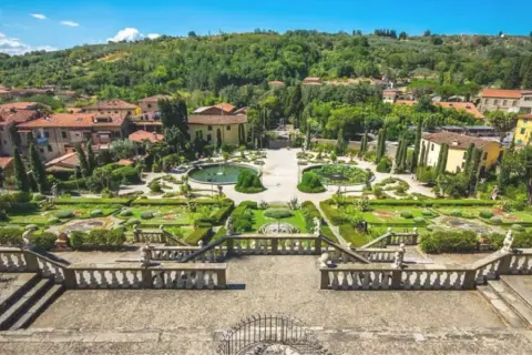 Jardin à l'italienne, peut-être le lieu de **Pinocchio origine ville**. Des parterres géométriques, fontaines et villas toscanes.