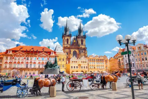 Carrosses tirés par des chevaux sur la place de la Vieille Ville, un excellent moyen de découvrir que faire autour de Prague.