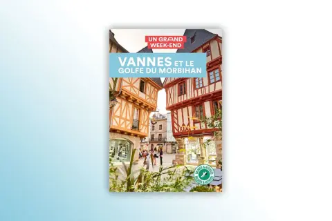 Un guide "Un grand week-end à Vannes et le Golfe du Morbihan" avec des maisons à colombages typiques.