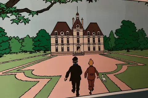 Tintin et le Capitaine Haddock arrivent au **château de la Loire**, prêt pour une nouvelle aventure.