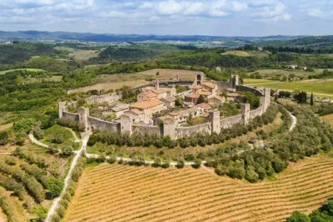 Village médiéval fortifié en Toscane, idéal pour découvrir que faire autour de Florence. Paysages de vignes et d'oliviers.