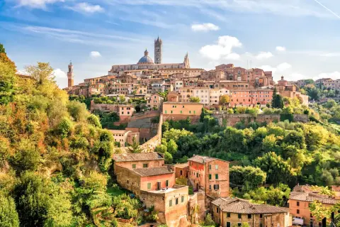 Vue panoramique de Sienne, ville médiévale perchée sur une colline. Idéal pour savoir que faire en Toscane.