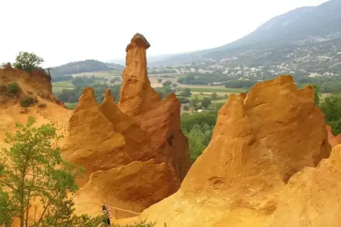 Les Ochres de Rustrel, des lieux insolites du Sud de la France, révèlent des formations rocheuses aux couleurs flamboyantes, sculptées par le temps.