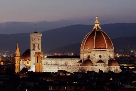 Le Duomo de Florence illuminé au crépuscule, une vue parfaite pour visiter Florence en 1 jour.