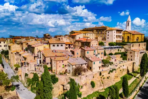 Vue aérienne de Pienza, Italie, avec ses toits de tuiles rouges et son église imposante. Un village pittoresque perché sur une colline.