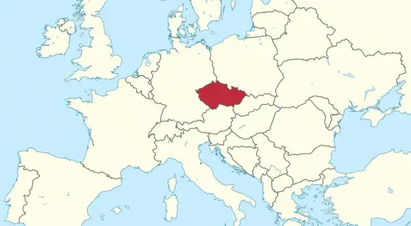 Carte de l'Europe. La République tchèque, où se trouve Prague, est située à l'est de la France, entre l'Allemagne et la Pologne.