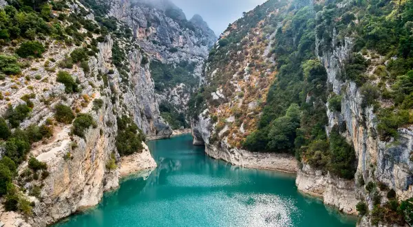Magnifique canyon aux eaux turquoise, un paysage typique de la **Drôme Provençale** avec ses falaises abruptes et sa végétation luxuriante.