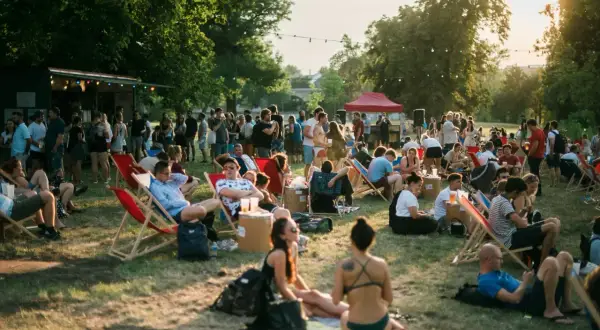 Ambiance estivale à la prague plage, où les gens se détendent sur des chaises longues, profitent du soleil et de la compagnie.