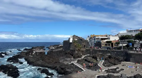 Baignade dans les piscines naturelles de Tenerife, un endroit idéal pour visiter et profiter du soleil.