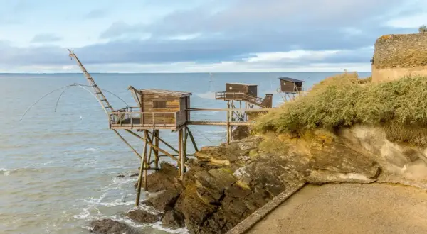 Pêcheries en bois sur pilotis, vues sur la mer. Une idée de quoi faire à Pornic, entre nature et traditions.