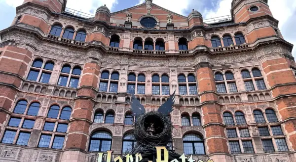 Le théâtre de Londres, orné d'un nid d'oiseau et du logo "Harry Potter", parfait pour visiter Harry Potter à Londres.