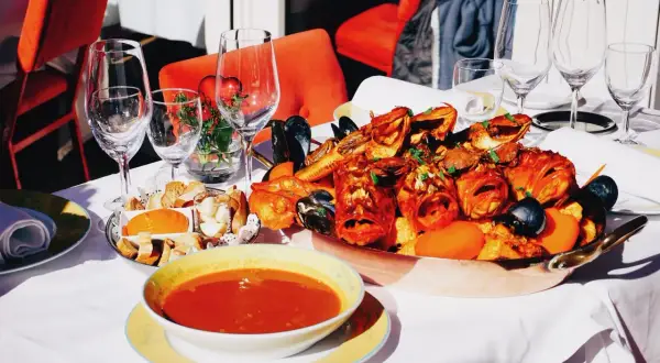Un festin de fruits de mer et de soupe de poisson, parfait pour savoir où manger à Biarritz.