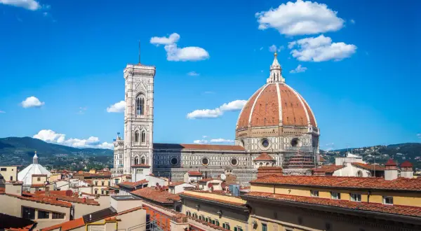 Vue panoramique de la région Florence, avec le Duomo et son campanile sous un ciel bleu éclatant.