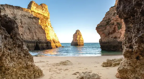 Plages dorées et falaises ocres au Portugal. Idéal pour savoir que visiter au Portugal en une semaine.