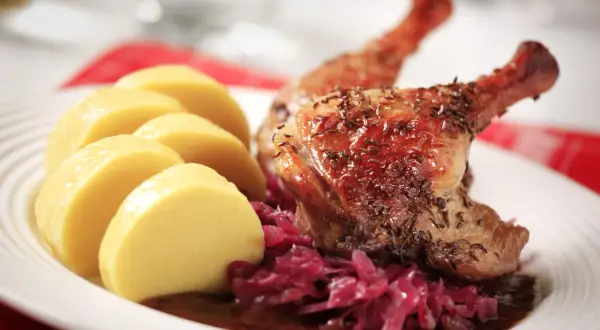 Canard rôti, spécialité de Prague, servi avec des knedlíky et du chou rouge.