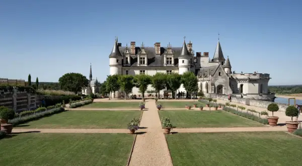 Magnifique vue du château d'Amboise avec ses jardins à la française. Idéal pour une visite d'une journée.