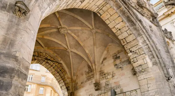 Voûte de la tour poudrière de Prague, avec ses pierres anciennes et ses sculptures médiévales.
