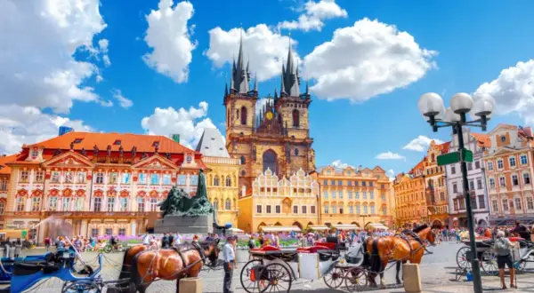 Carrosses tirés par des chevaux sur la place de la Vieille Ville, un excellent moyen de découvrir que faire autour de Prague.