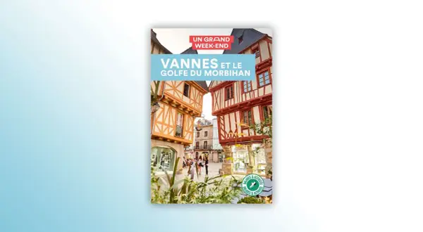 Un guide "Un grand week-end à Vannes et le Golfe du Morbihan" avec des maisons à colombages typiques.