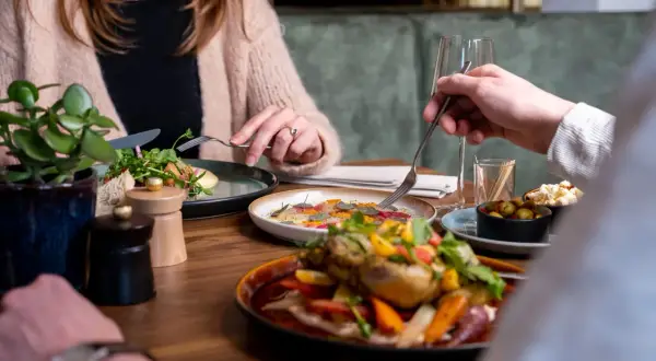 Un repas savoureux à Mont Saint-Michel. Des assiettes colorées et appétissantes, une ambiance chaleureuse pour savoir où manger.