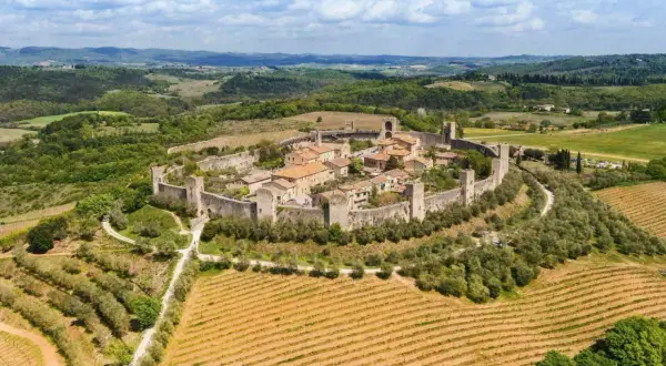 Village médiéval fortifié en Toscane, idéal pour découvrir que faire autour de Florence. Paysages de vignes et d'oliviers.