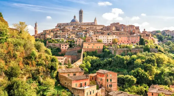 Vue panoramique de Sienne, ville médiévale perchée sur une colline. Idéal pour savoir que faire en Toscane.
