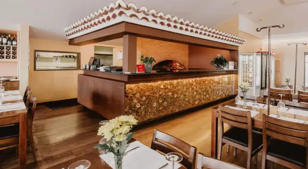 Le restaurant Madère, avec son four à bois authentique et sa décoration chaleureuse en bois, invite à la dégustation.