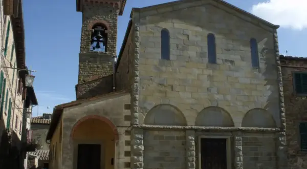 Église romane et son clocher à Civitella in Val di Chiana, Toscane. Le soleil illumine les pierres anciennes.