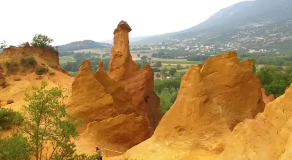 Les Ochres de Rustrel, des lieux insolites du Sud de la France, révèlent des formations rocheuses aux couleurs flamboyantes, sculptées par le temps.