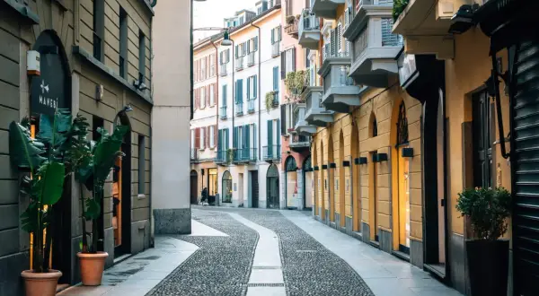 Rue pavée sinueuse bordée de bâtiments colorés, idéale pour un city break en Europe.