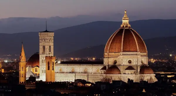 Le Duomo de Florence illuminé au crépuscule, une vue parfaite pour visiter Florence en 1 jour.