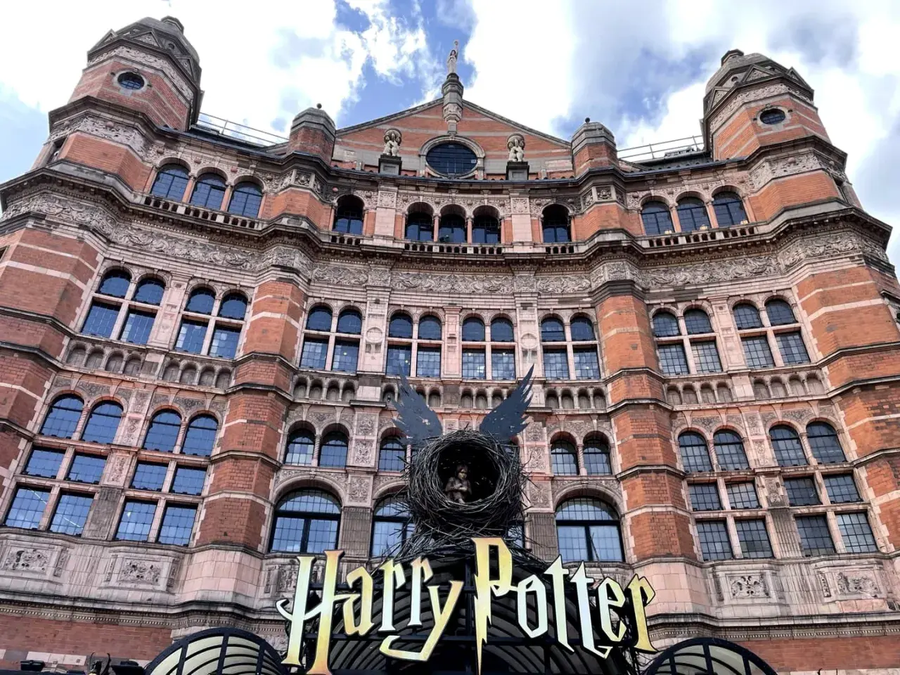 Le théâtre de Londres, orné d'un nid d'oiseau et du logo "Harry Potter", parfait pour visiter Harry Potter à Londres.