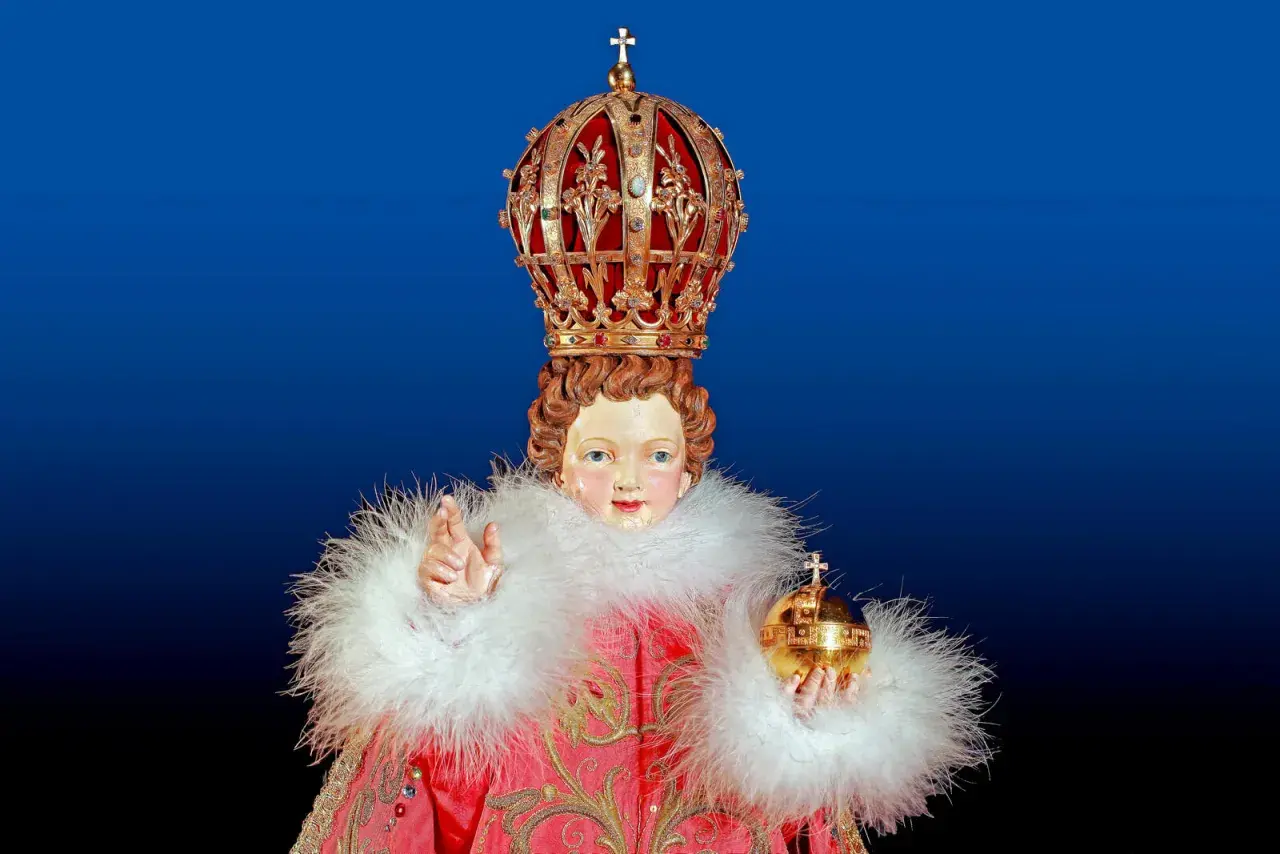 Le petit Jésus de Prague, couronné et vêtu de pourpre, tient le monde dans sa main.