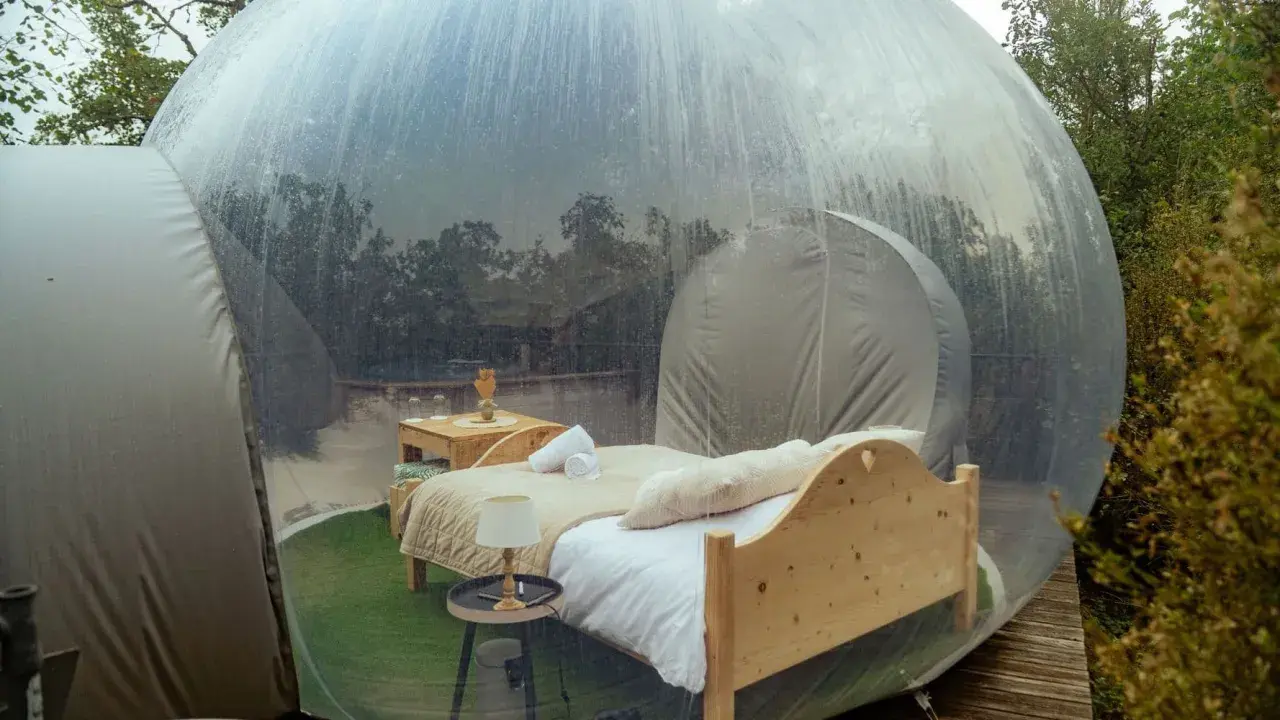 Un lit douillet dans une bulle transparente, un lieu insolite dans le Jura, pour une nuit étoilée.