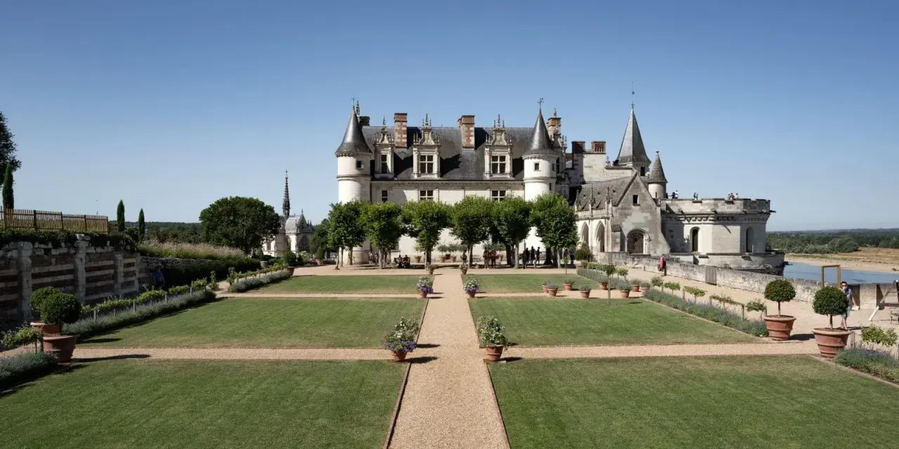 Magnifique vue du château d'Amboise avec ses jardins à la française. Idéal pour une visite d'une journée.