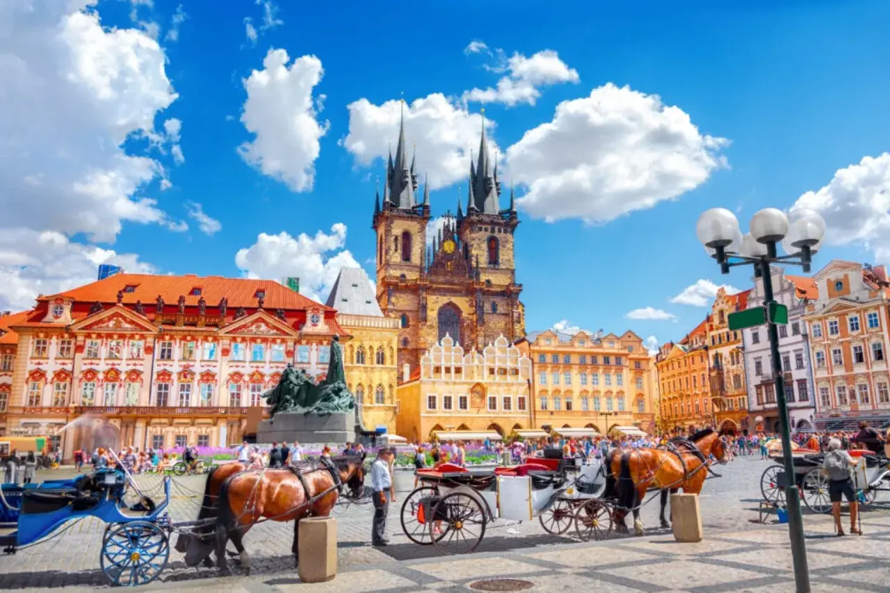 Carrosses tirés par des chevaux sur la place de la Vieille Ville, un excellent moyen de découvrir que faire autour de Prague.