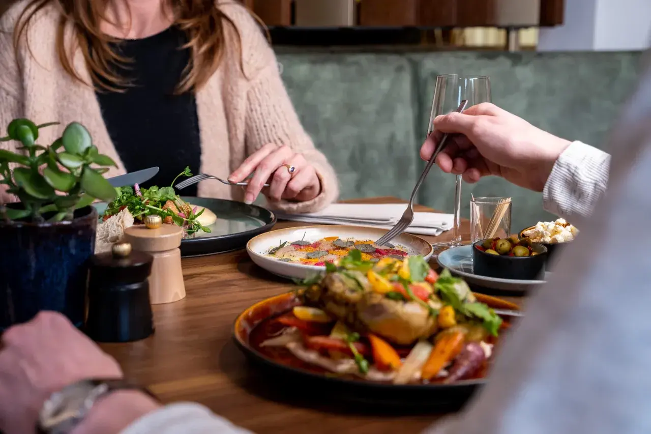 Un repas savoureux à Mont Saint-Michel. Des assiettes colorées et appétissantes, une ambiance chaleureuse pour savoir où manger.