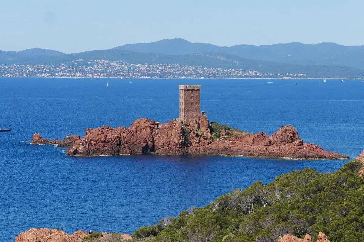 La tour du Guetteur se dresse fièrement sur la roche rouge de Saint-Raphaël, dominant la mer Méditerranée.