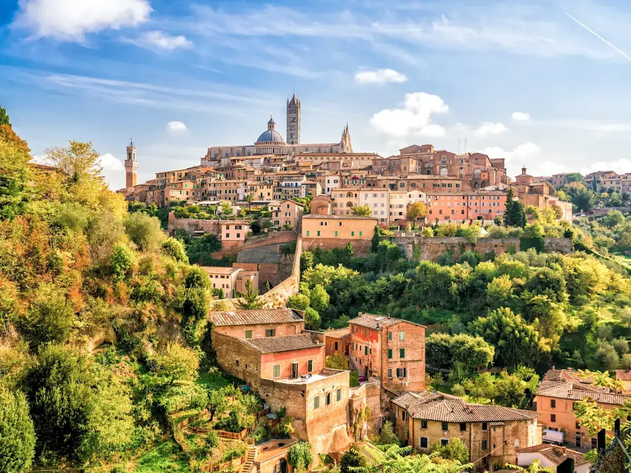 Vue panoramique de Sienne, ville médiévale perchée sur une colline. Idéal pour savoir que faire en Toscane.