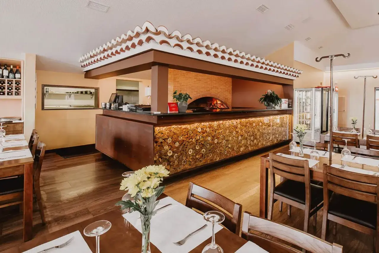 Le restaurant Madère, avec son four à bois authentique et sa décoration chaleureuse en bois, invite à la dégustation.