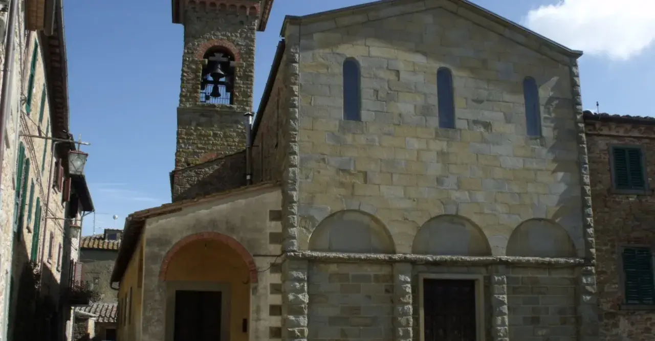 Église romane et son clocher à Civitella in Val di Chiana, Toscane. Le soleil illumine les pierres anciennes.