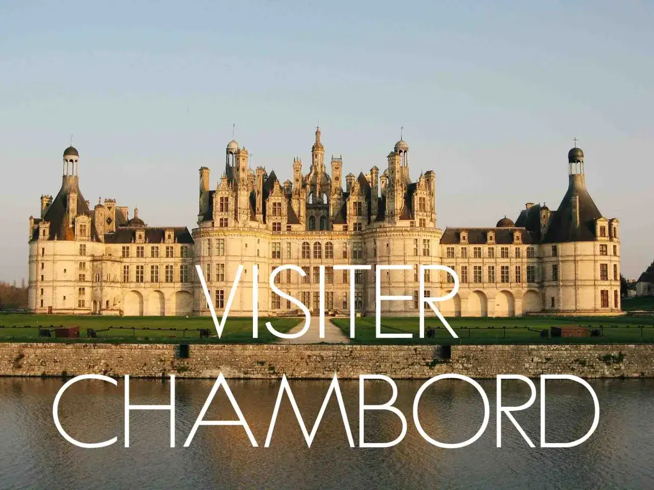 Le majestueux **Château de Chambord** se reflète dans l'eau, invitant à la découverte de sa grandeur architecturale.