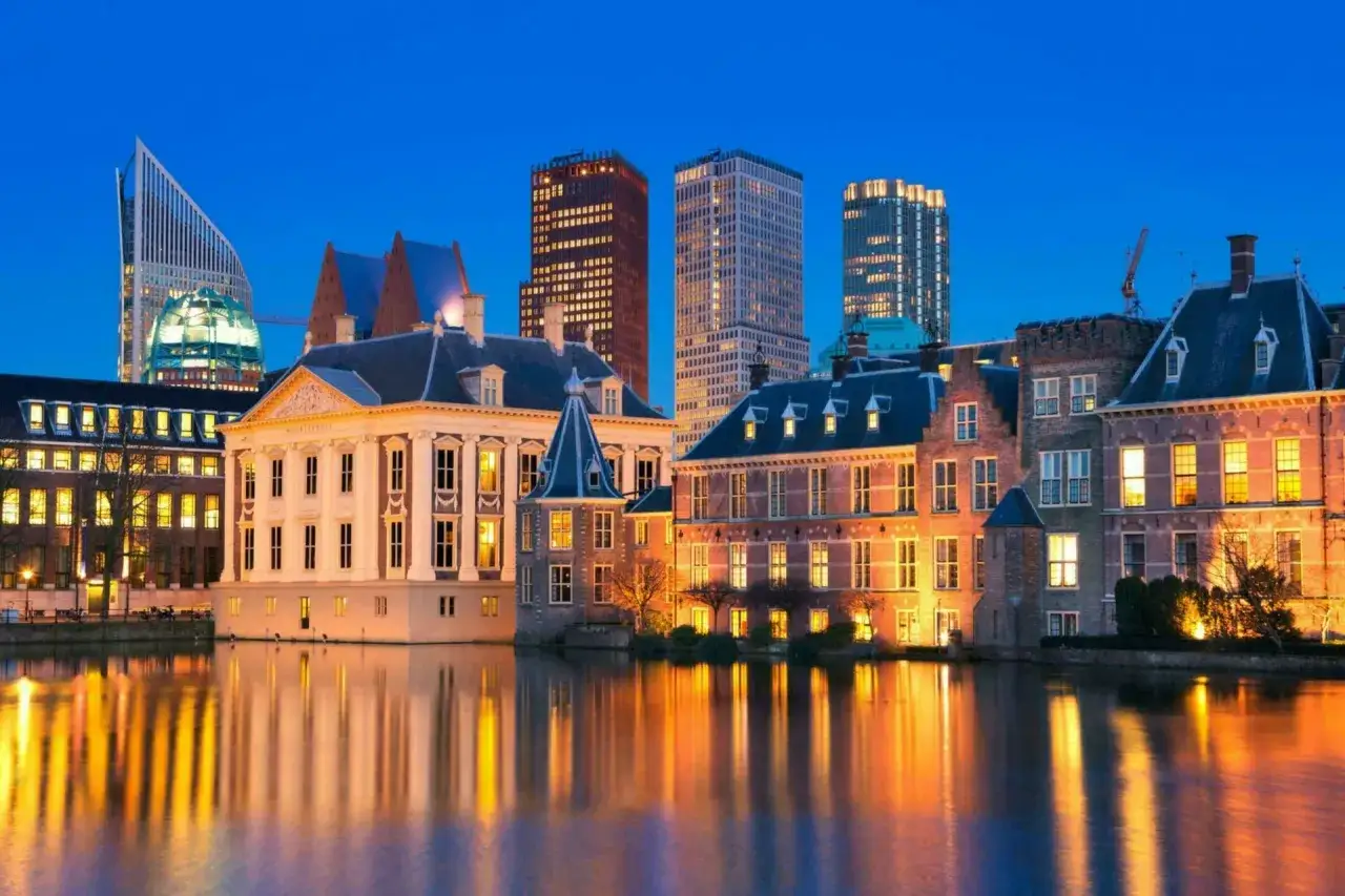 Le Binnenhof et le Mauritshuis à La Haye, parmi les plus belles villes des Pays-Bas, illuminés la nuit avec leurs reflets sur l'eau.
