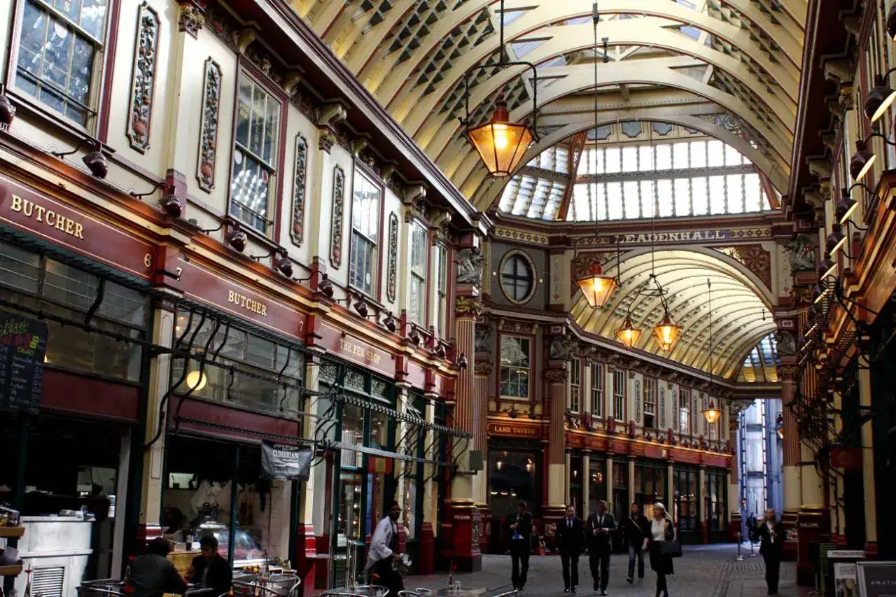 Le marché couvert de Leadenhall, un lieu parfait pour visiter Harry Potter à Londres, avec son architecture victorienne et ses boutiques.