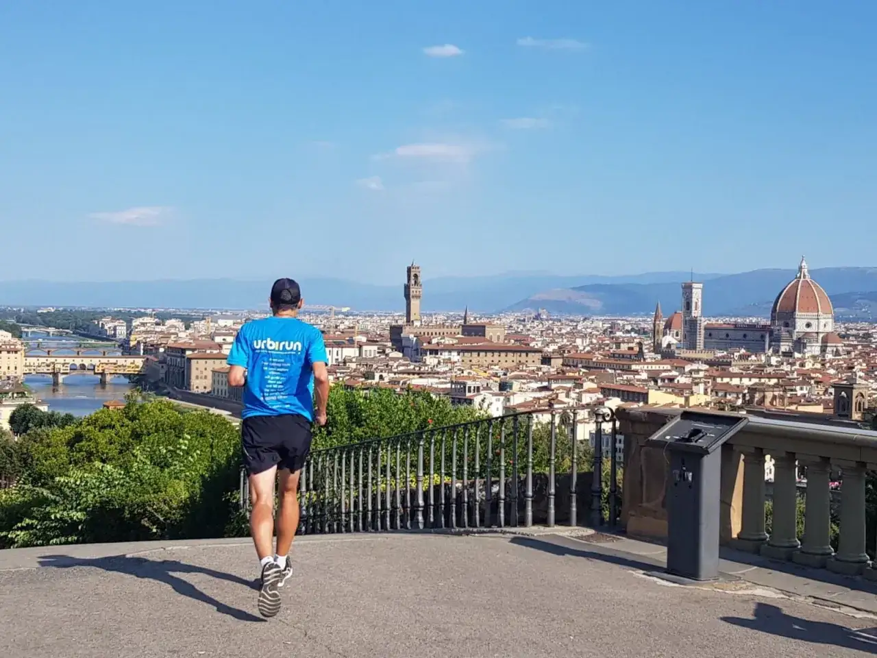 Un coureur en bleu admire le panorama de Florence, une vue parfaite pour visiter Florence en 1 jour.
