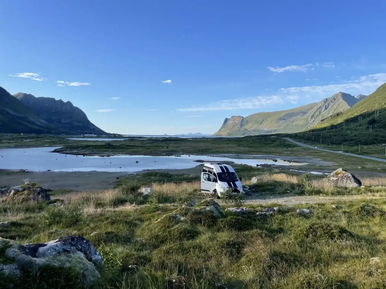 Camping-car en Norvège, un voyage économique avec vue sur les fjords. Paysages magnifiques et liberté totale.