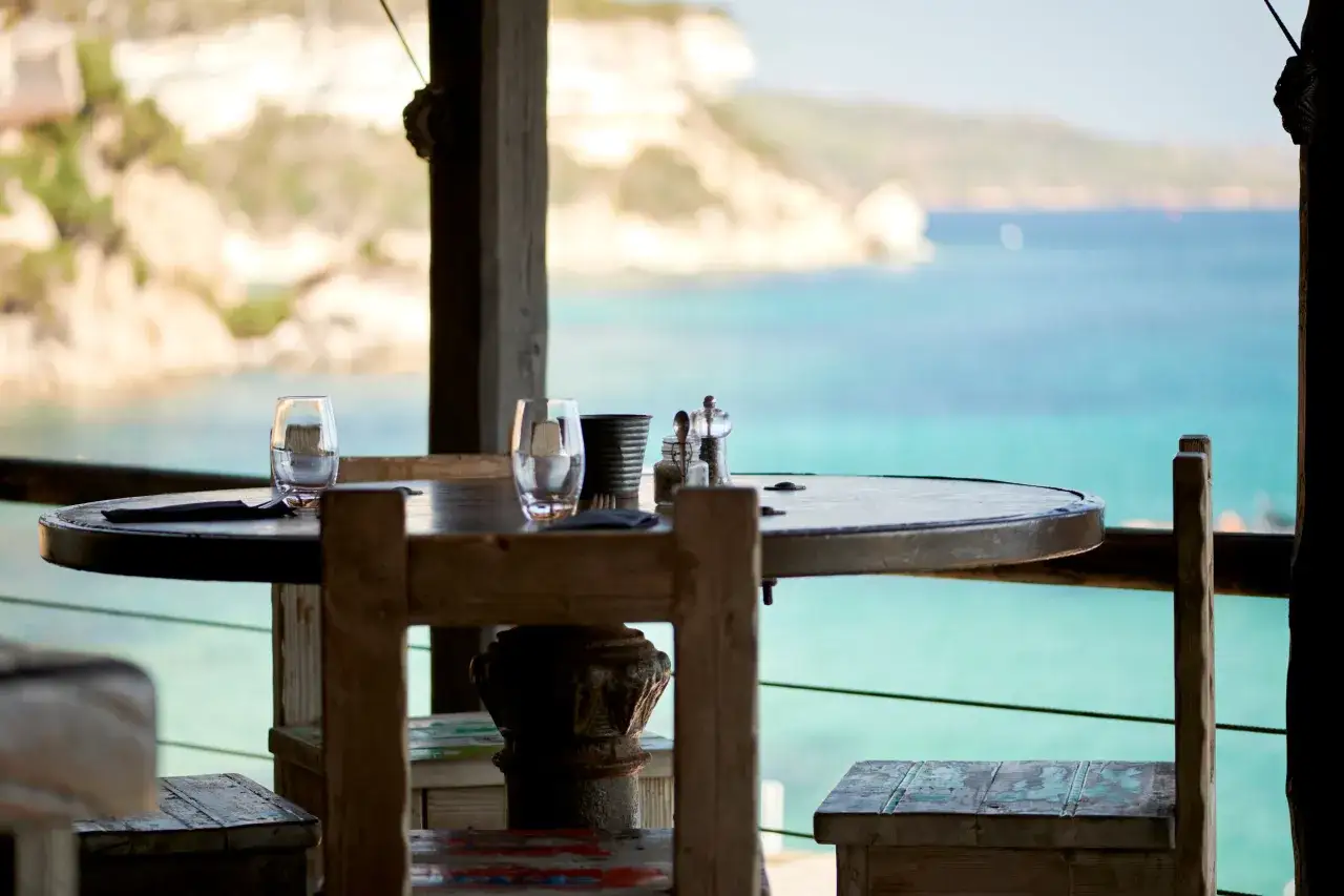 Table dressée avec vue sur la mer, ambiance de restaurant bonifacio vieille ville.
