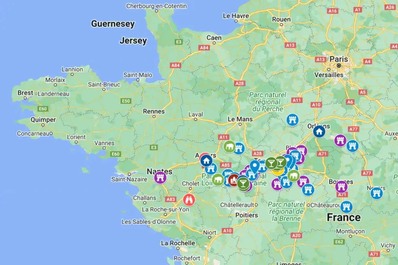 Carte de France indiquant comment visiter les châteaux de la Loire avec des icônes de châteaux et de restaurants.