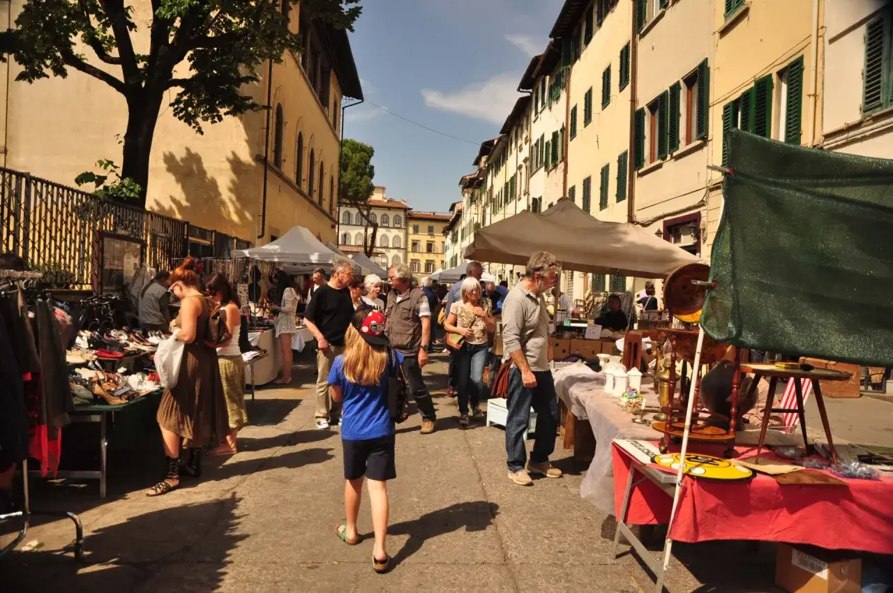 Marché animé à Florence, idéal pour flâner et découvrir des trésors. Une belle journée pour savoir où manger à Florence.